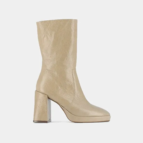 Heeled boots in beige shiny leather