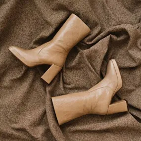 Heeled boots in beige shiny leather