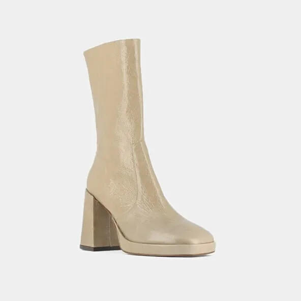 Heeled boots in beige shiny leather