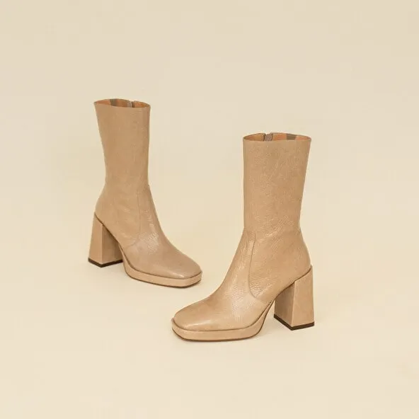 Heeled boots in beige shiny leather