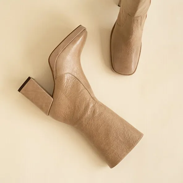 Heeled boots in beige shiny leather