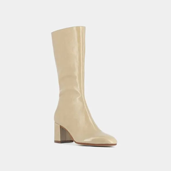 Heeled boots with pointed toe in shiny beige leather